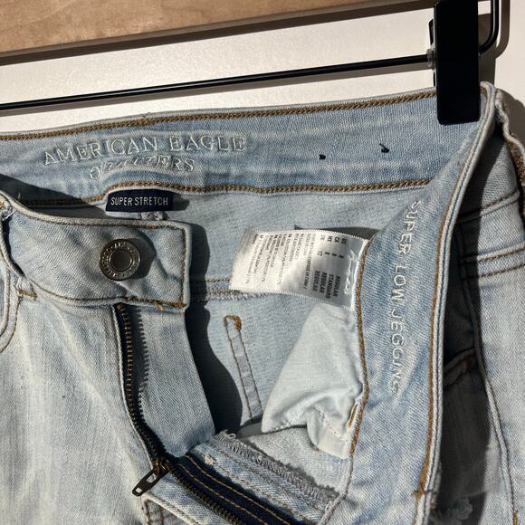 American Eagle Super Stretch Distress Low Rise Jegging Two Toned Jeans Size 8 - Picture 3 of 7